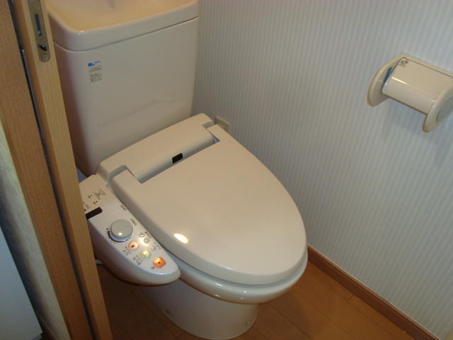 トイレ　ウォシュレット付。