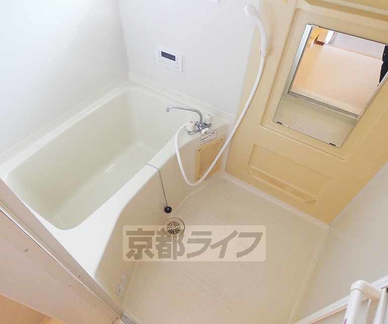 バス・シャワールーム　窓付きのお風呂で換気はバッチリ！