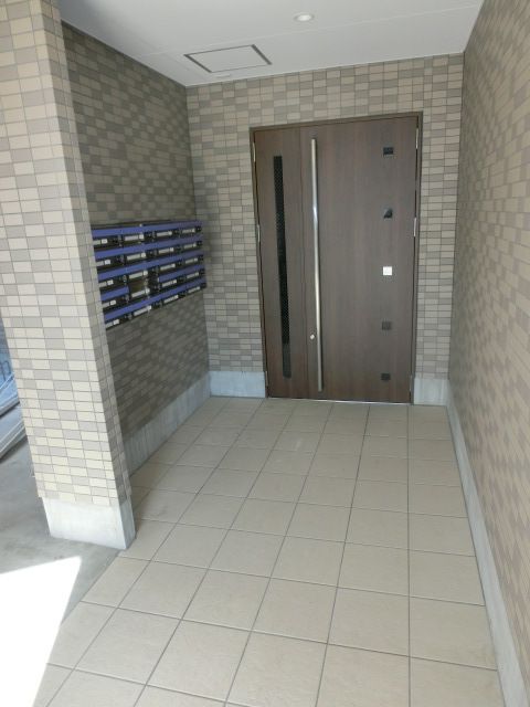 エントランス　建物内へのアプローチ