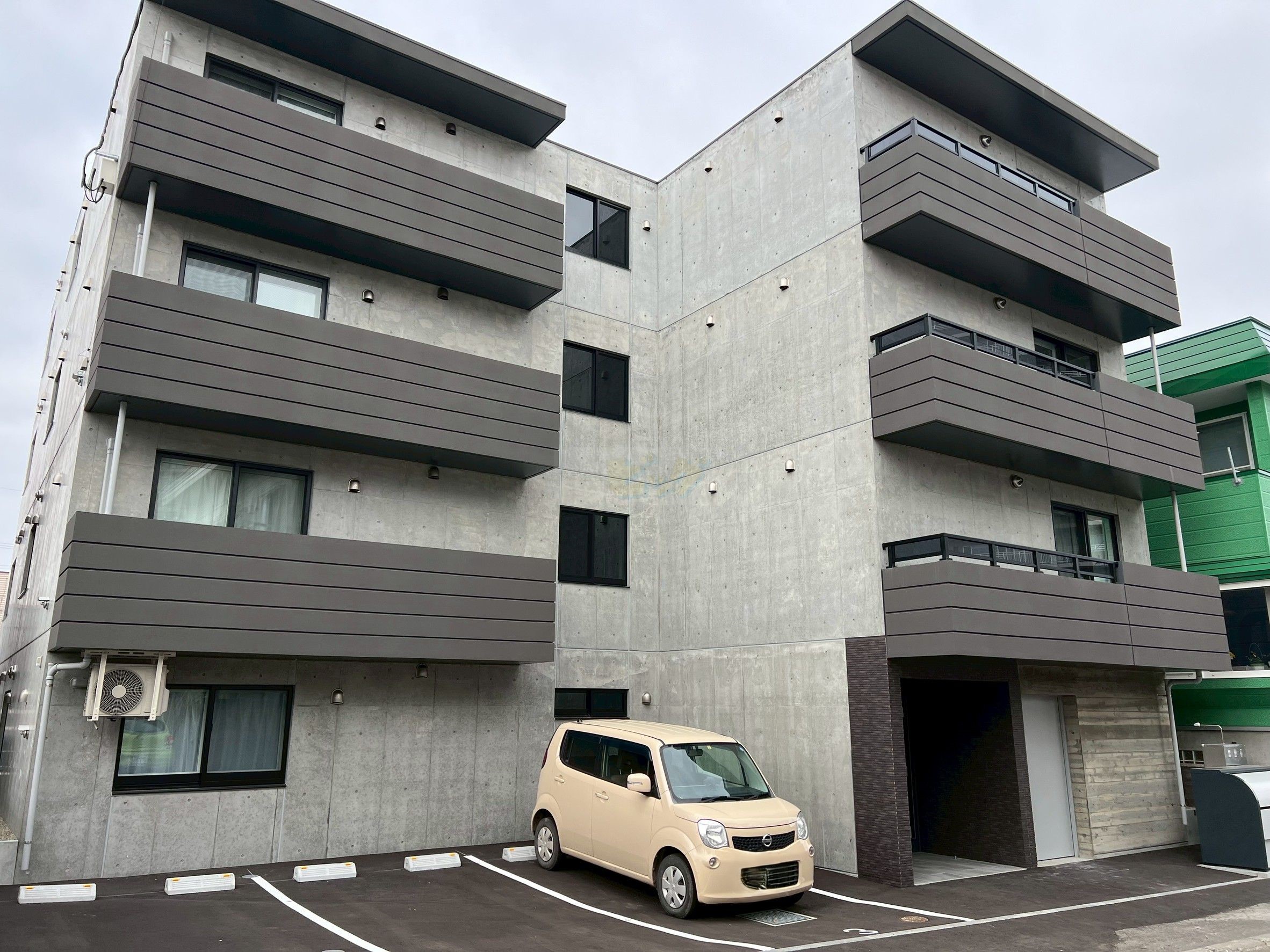 建物外観　都市ガス・エアコン付きの人気のデザイナーズ仕様のお部屋です♪