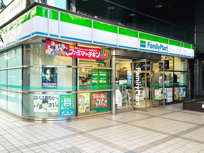 コンビニ　ファミリーマート芝２丁目店（コンビニ）まで120m