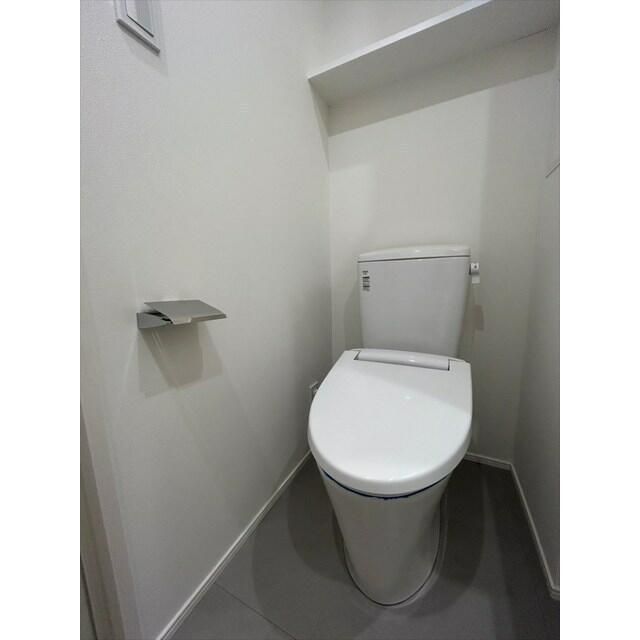 トイレ　落ち着いた色調のトイレです
