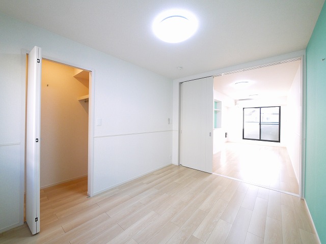 その他部屋・スペース　広くて明るい寝室