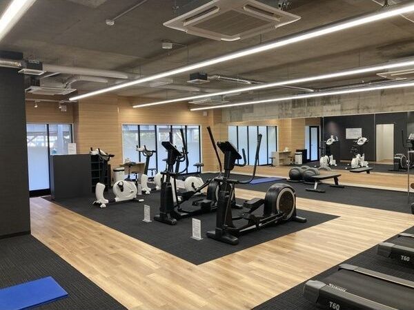 玄関　入居者限定無料施設「トレーニングルーム」