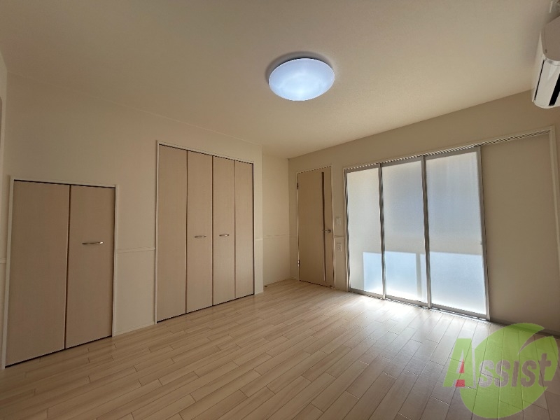 居室・リビング　８帖の洋室です。生活のメインとなる部屋ですね。