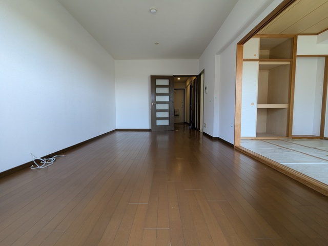ベルク長岡京の居間写真