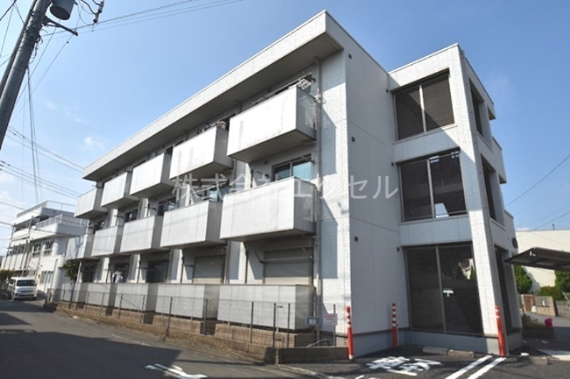 建物外観　スーパー・ドラッグストアーまで徒歩3分で便利です。