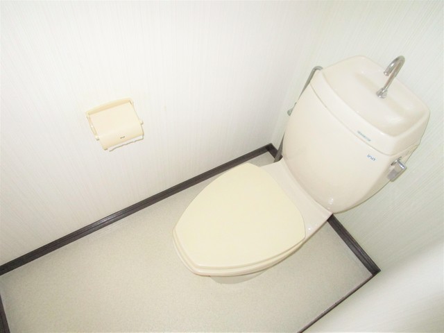 トイレ　別号室の参考写真になります。