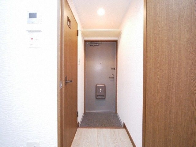 玄関　※写真は４階同号室です。