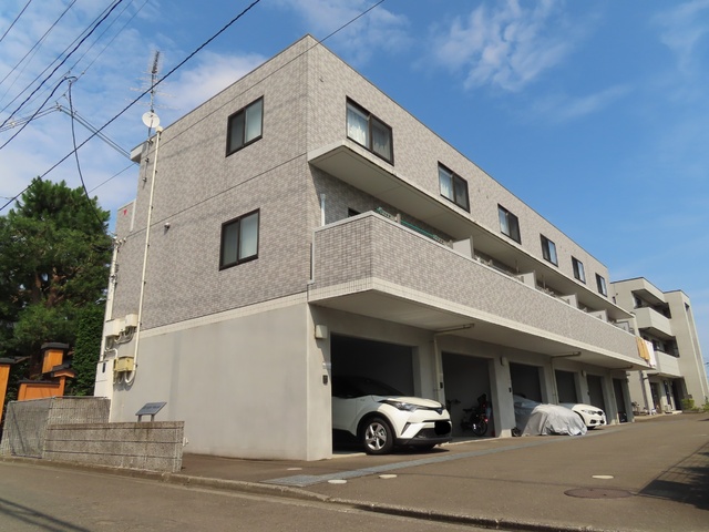 建物外観　１Ｆがビルトガレージです♪２Ｆ・３Ｆが居住スペースです