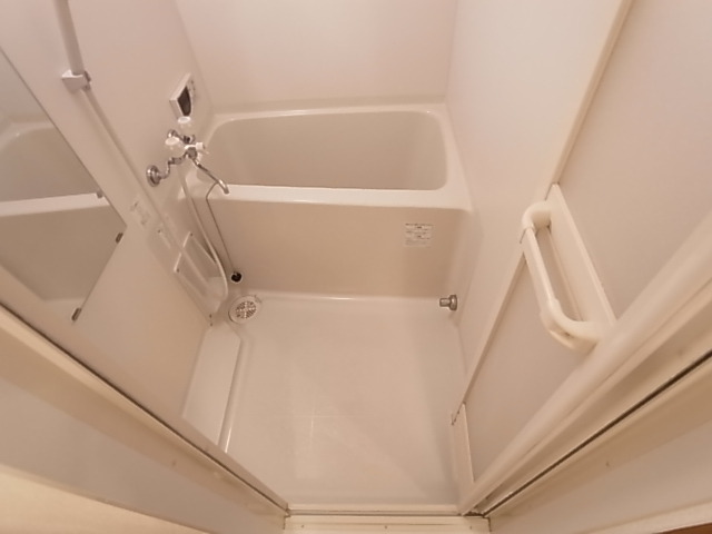 バス・シャワールーム　お風呂・トイレ別のセパレートはいいですね。