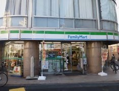 コンビニ　ファミリーマート渋谷富ヶ谷一丁目店（コンビニ）まで70m