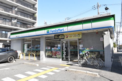 コンビニ　ファミリーマート　長居東三丁目店（コンビニ）まで110m