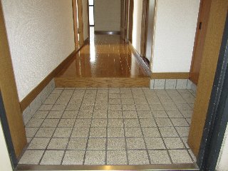 玄関　グランドール大幸II (写真間取り反転タイプ)