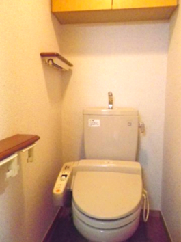 トイレ　※反転タイプのお部屋の写真を使用しています。