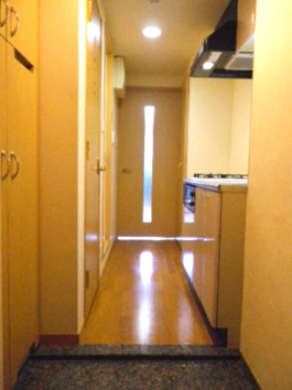 玄関　※反転タイプのお部屋の写真を使用しています。