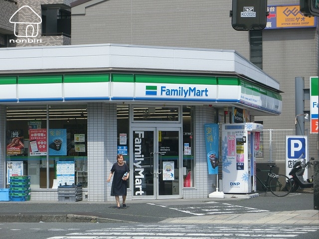 コンビニ　ファミリーマート本牧大里町店（コンビニ）まで323m