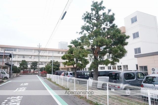 小学校　御園小学校（小学校）まで665m