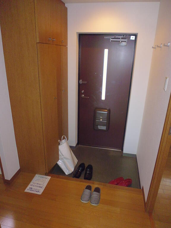 玄関　参考用に同タイプの部屋の写真を掲載しています。