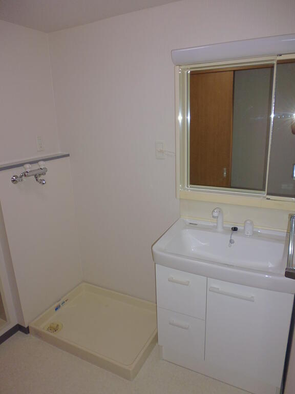 洗面設備　参考用に同タイプの部屋の写真を掲載しています。