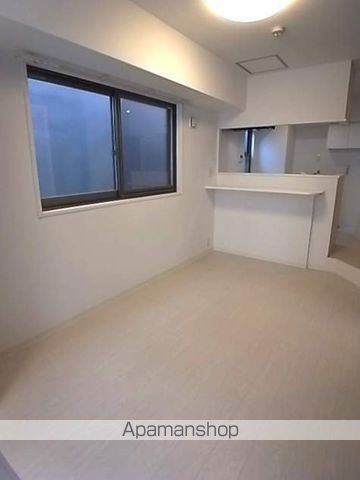 アドーラブル船場の居間写真