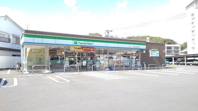 コンビニ　ファミリーマート　三ケ田町店（コンビニ）まで750m