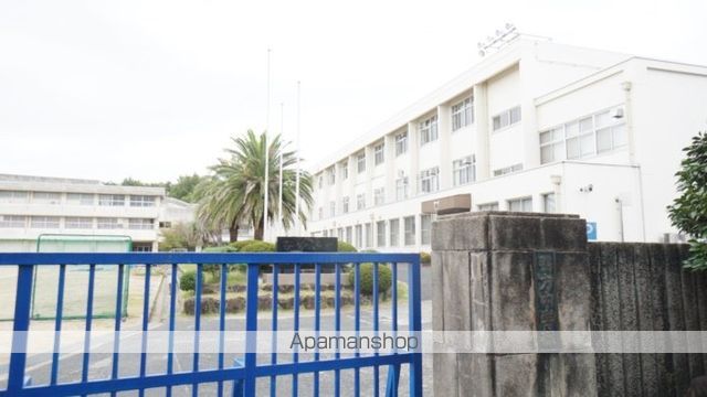 中学校　鴨方中学校（中学校）まで812m