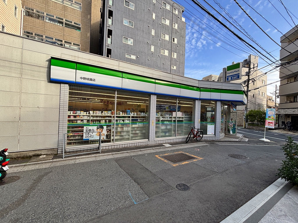 コンビニ　ファミリーマート中野桃園店（コンビニ）まで59m