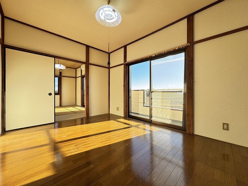 エメラルド旭の居間写真