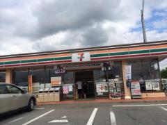 コンビニ　セブンイレブン伊勢崎今井町店（コンビニ）まで696m