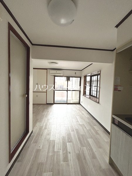 居室・リビング　西向きのお部屋です。