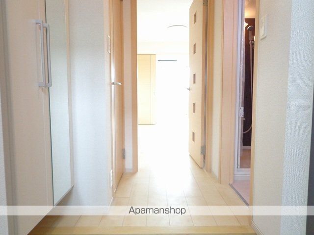 阪急千里線 吹田駅 徒歩17分 8階建 築12年の玄関写真