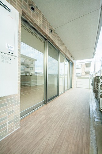 バルコニー　※別部屋のため、実際と色や仕様が異なる場合があります。