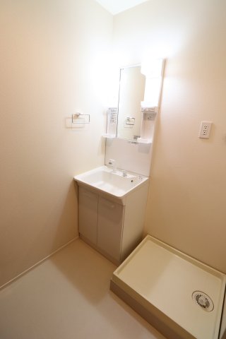 洗面設備　明るい洗面所です