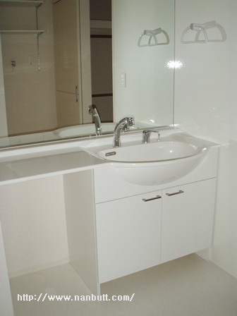 洗面設備　全面が鏡張りのワイド洗面台