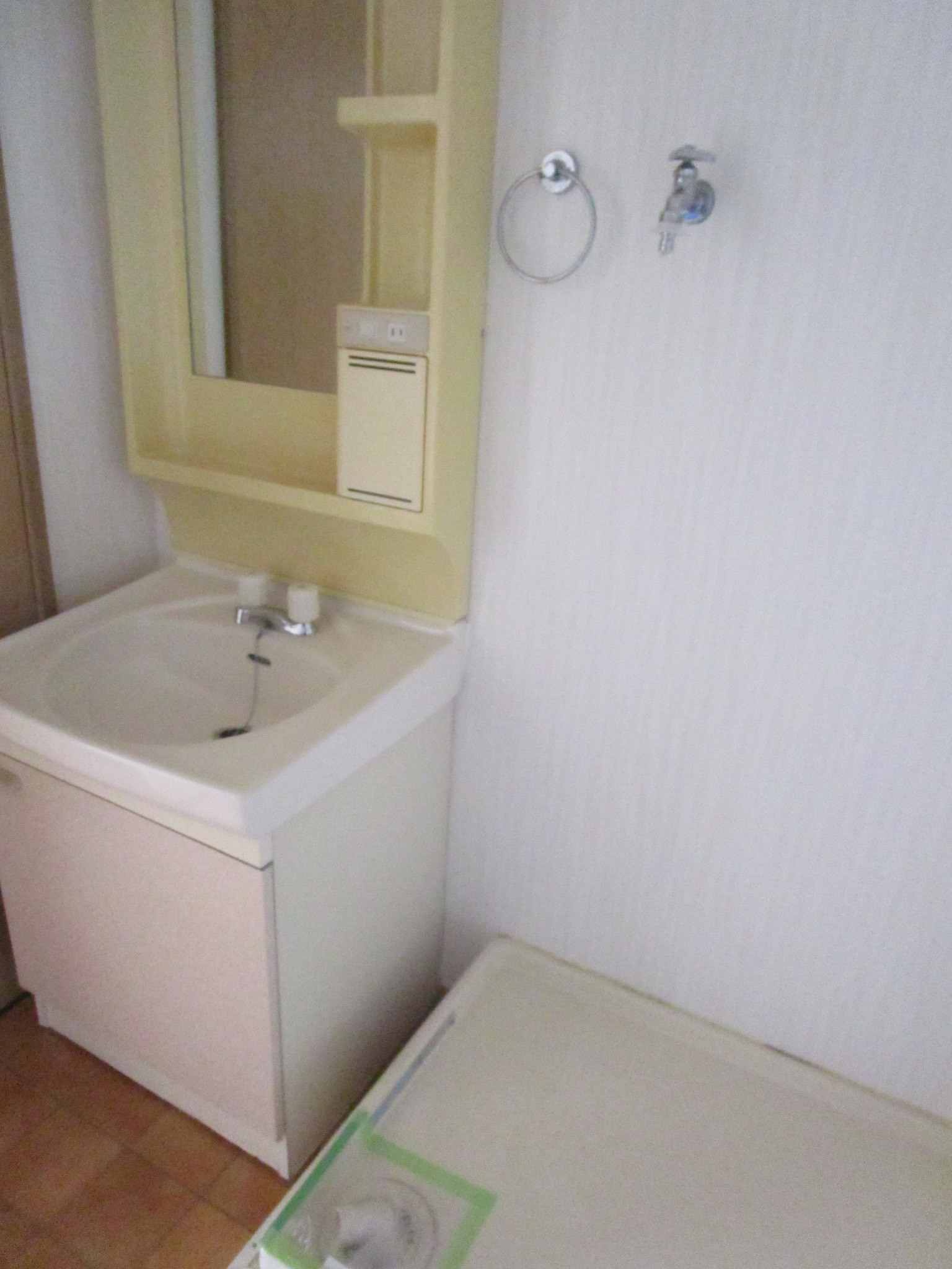 洗面設備　床はテラコッタ　ステキですよ！