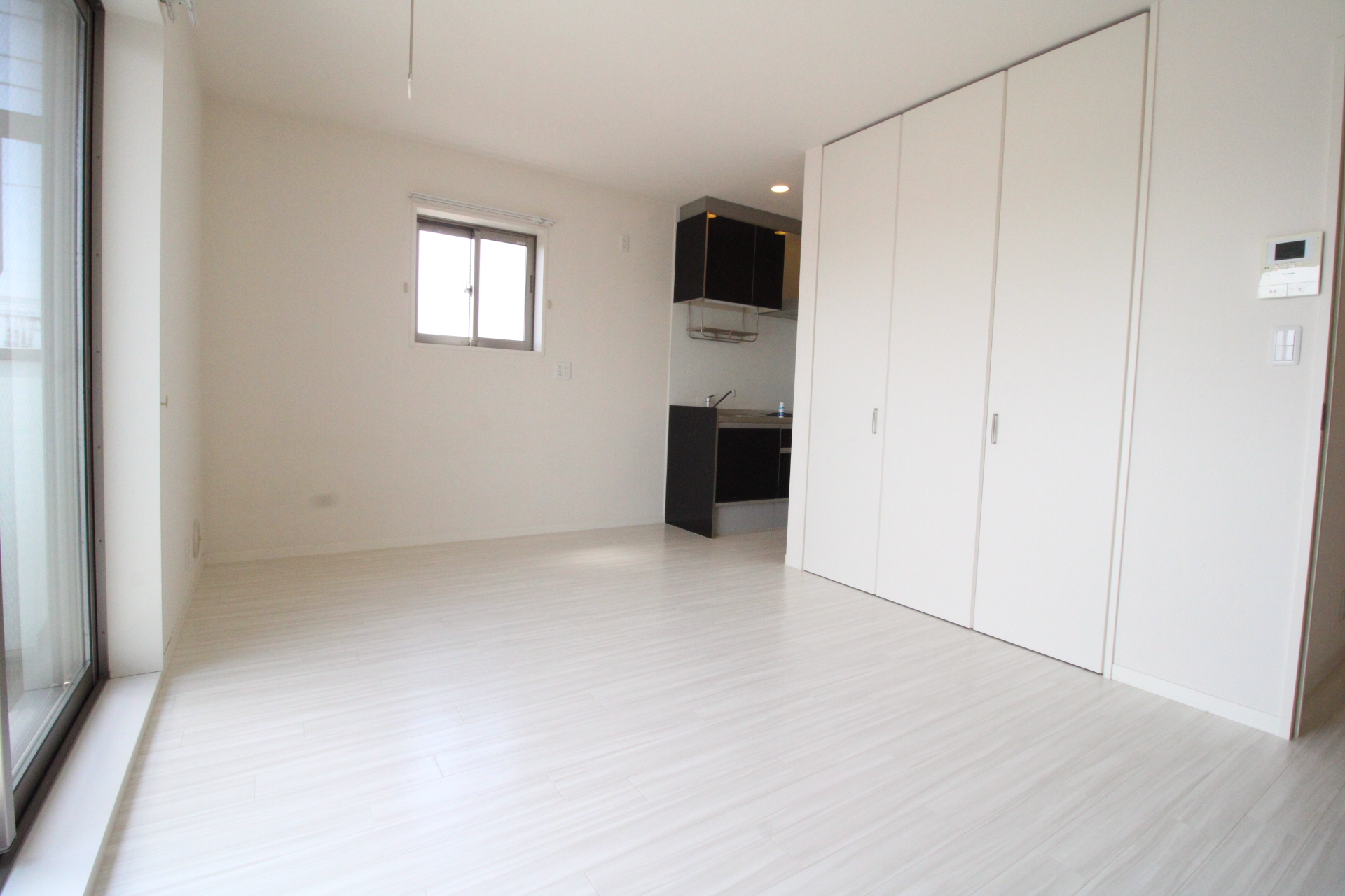 居室・リビング　1Rのお部屋は横長で約10帖ほどの広さがあります！！