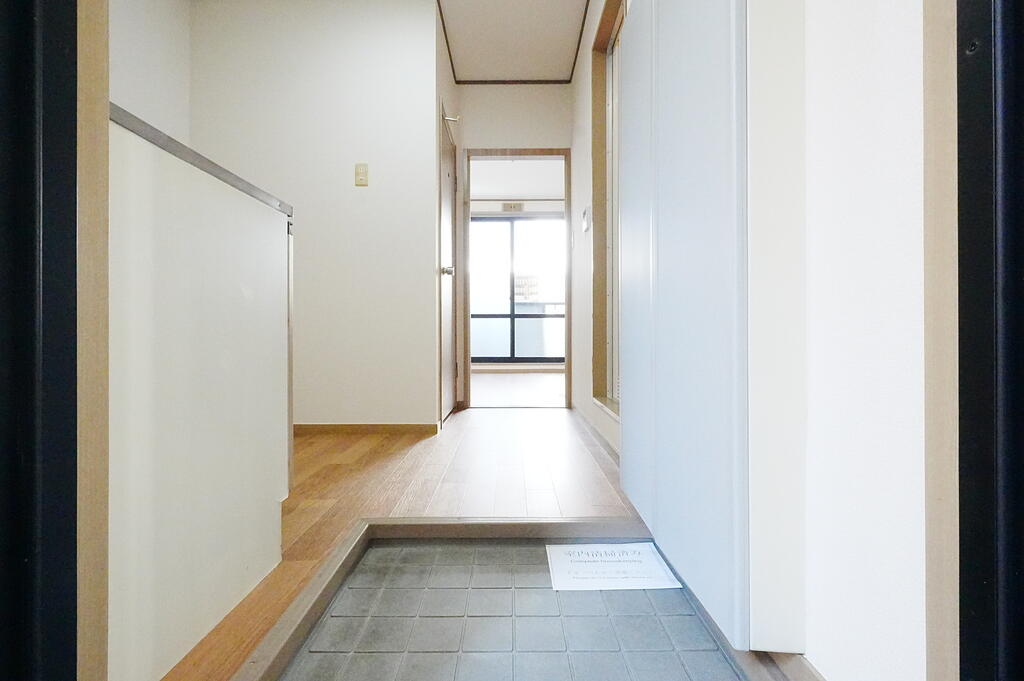 玄関　※同間取り、別号室の写真を参考までに掲載しております。