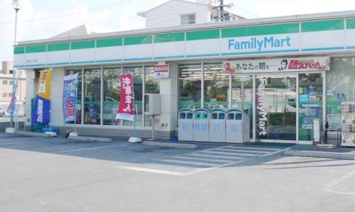 コンビニ　沖縄ファミリーマート 銘苅三丁目店（コンビニ）まで972m