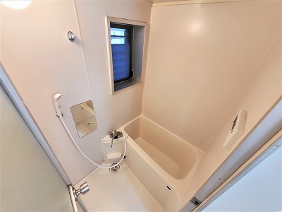 バス・シャワールーム　人気のバス・トイレ別　窓もございます！