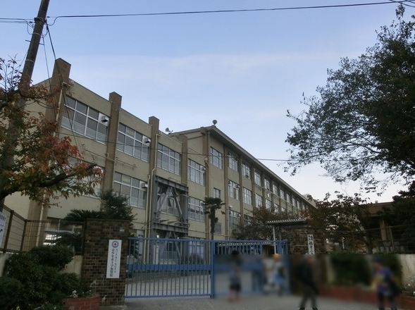小学校　福岡市立福重小学校（小学校）まで991m