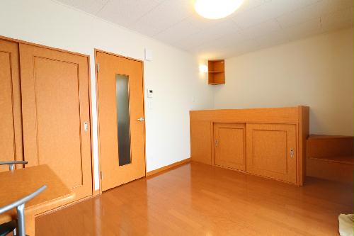 居室・リビング　ベッド下に収納スペースあり！荷物が多くても十分に収まります！