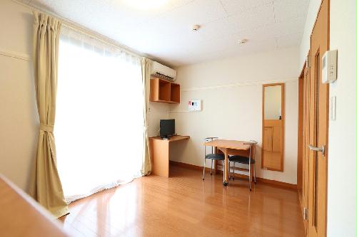 居室・リビング　１Ｆはフローリング仕様・２Ｆは絨毯仕様になります。