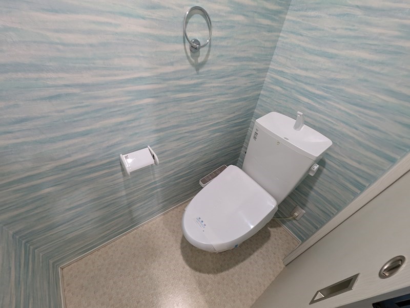 トイレ　トイレには快適な温水洗浄便座付