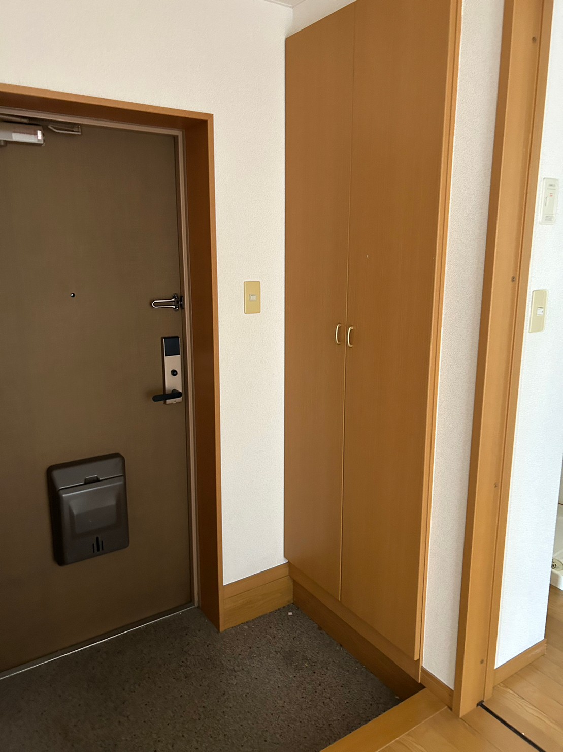 玄関　イメージです　トールタイプのシューズボックス