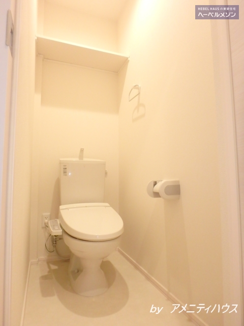 トイレ　●温水洗浄暖房便座付きの快適なトイレスペース。
