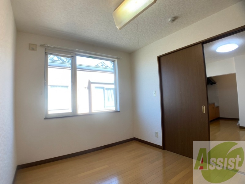 その他部屋・スペース　戸を閉めるとリビングと区切られた寝室にすることができますよ。