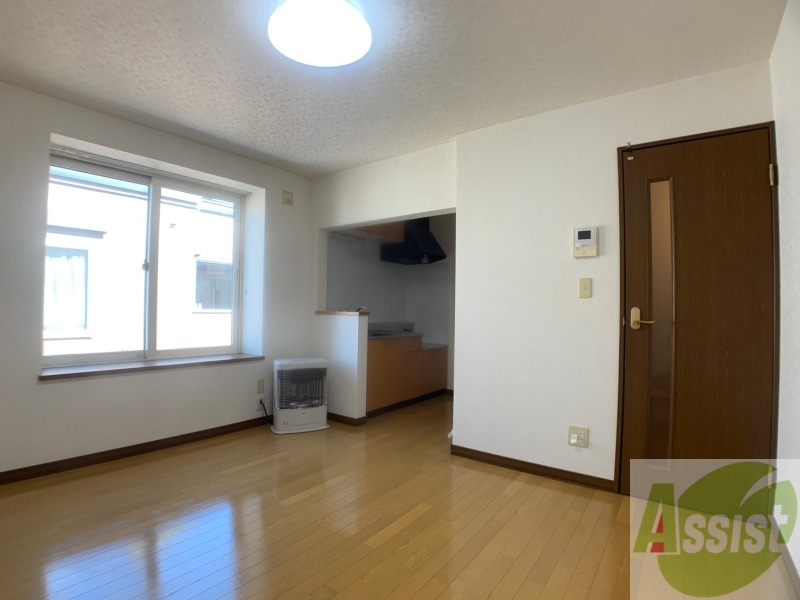 居室・リビング　リビングです。木目のフローリングが落ち着きますね。