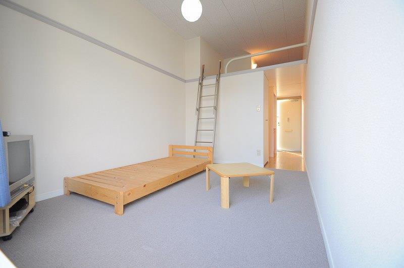 居室・リビング　ロフトタイプは天井が高いので開放的なお部屋となります。