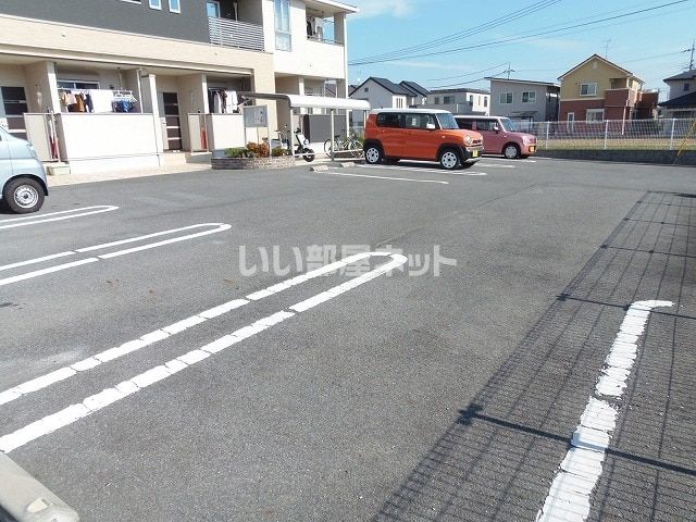 【エナジ－壱番館の駐車場】